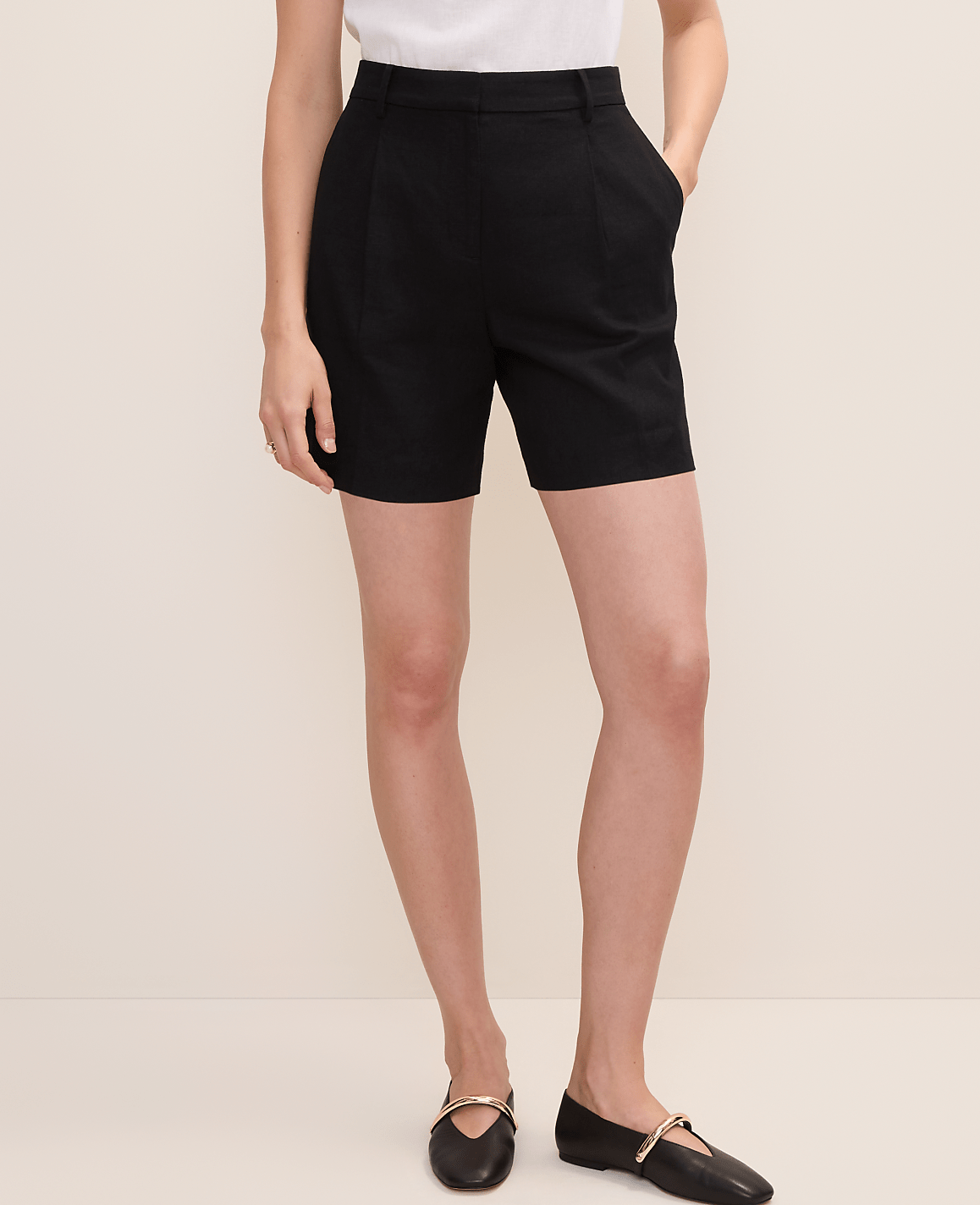 The Pleated Bermuda Short in Linen Blend | Ann Taylor